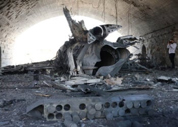 Ό,τι απέμεινε στη στρατιωτική βάση στη Χάμα μετά την ισραηλινή επίθεση στις 2 Απριλίου (φωτ.: EPA / Mohammed al Rifai)
