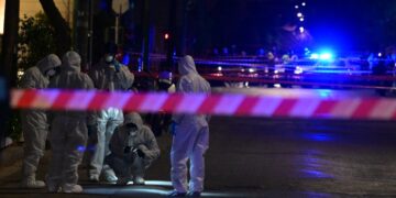 Στελέχη της Αντιτρομοκρατικής ελέγχουν το χώρο όπου σημειώθηκε η έκρηξη (φωτ.: EUROKINISSI/Τατιάνα Μπόλαρη)