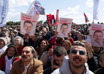 Οπαδοί του Ιμάμογλου διαμαρτύρονται έξω από τη φυλακή όπου κρατείται (φωτ.: EPA / Tolga Bozoglu)