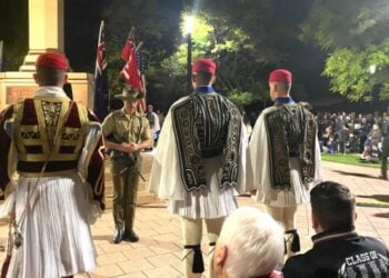 Οι Εύζωνες της Προεδρικής Φρουράς στην Τελετή Μνήμης στο Memorial Gardens της Αδελαΐδας (φωτ.: facebook/Underdale High School)