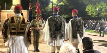Οι Εύζωνες της Προεδρικής Φρουράς στην Τελετή Μνήμης στο Memorial Gardens της Αδελαΐδας (φωτ.: facebook/Underdale High School)