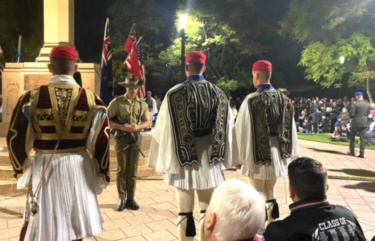 Οι Εύζωνες της Προεδρικής Φρουράς στην Τελετή Μνήμης στο Memorial Gardens της Αδελαΐδας (φωτ.: facebook/Underdale High School)