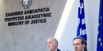 Από αριστερά, ο υπουργός Δικαιοσύνης Γ. Φλωρίδης και ο υφυπουργός Ι. Μπούγας (φωτ.: EUROKINISSI/Γιώργος Κονταρίνης)