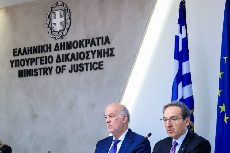 Από αριστερά, ο υπουργός Δικαιοσύνης Γ. Φλωρίδης και ο υφυπουργός Ι. Μπούγας (φωτ.: EUROKINISSI/Γιώργος Κονταρίνης)