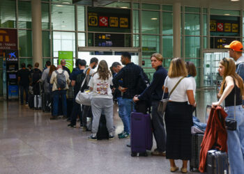 Το μπλακάουτ στην Ισπανία προκάλεσε προβλήματα και στις συναλλαγές, με αποτέλεσμα να σχηματιστούν ουρές στα ΑΤΜ (φωτ.: EPA / Quique Garcia)