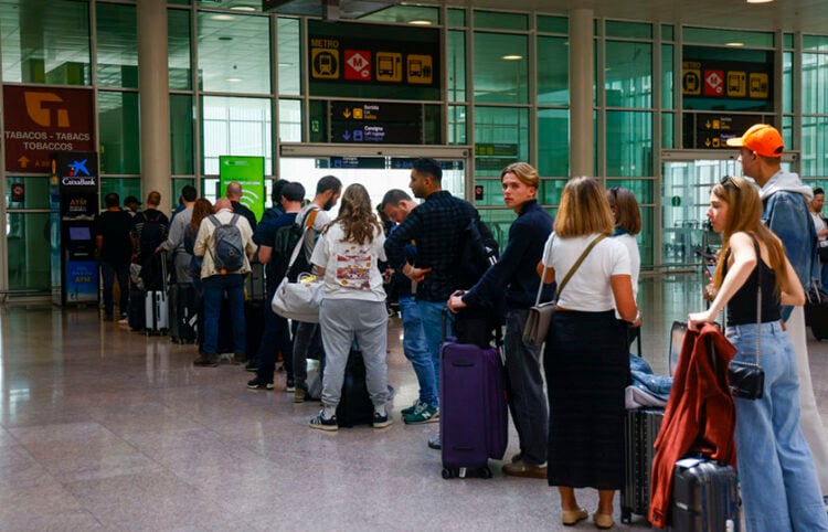 Το μπλακάουτ στην Ισπανία προκάλεσε προβλήματα και στις συναλλαγές, με αποτέλεσμα να σχηματιστούν ουρές στα ΑΤΜ (φωτ.: EPA / Quique Garcia)