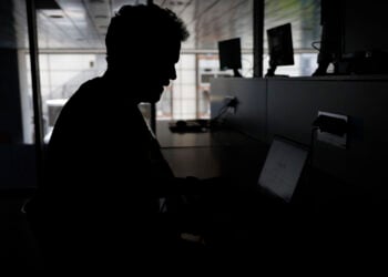 Δημοσιογράφος στο press room του Όπεν Μαδρίτης, χωρίς ρεύμα (φωτ.: EPA / Chema Moya)