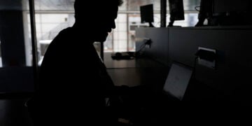 Δημοσιογράφος στο press room του Όπεν Μαδρίτης, χωρίς ρεύμα (φωτ.: EPA / Chema Moya)