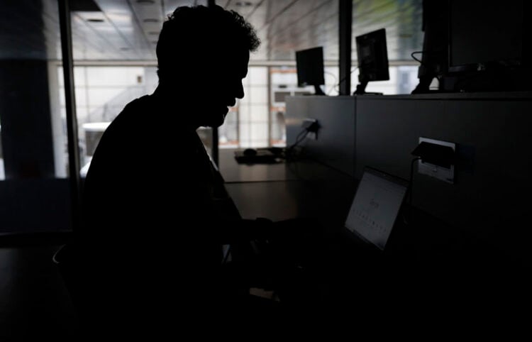 Δημοσιογράφος στο press room του Όπεν Μαδρίτης, χωρίς ρεύμα (φωτ.: EPA / Chema Moya)
