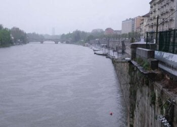 Υπερχείλισαν τα ποτάμια από τη σφοδρή βροχόπτωση στο Τορίνο (φωτ.: EPA / Alessandro di Marco)