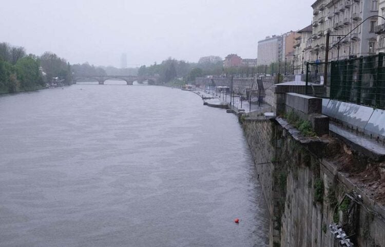 Υπερχείλισαν τα ποτάμια από τη σφοδρή βροχόπτωση στο Τορίνο (φωτ.: EPA / Alessandro di Marco)