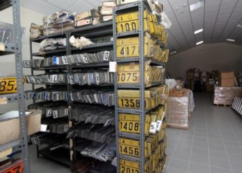 Κατασχεμένες πινακίδες κυκλοφορίας, στο κτηριακό συγκρότημα της Διεύθυνσης Μεταφορών και Επικοινωνιών (φωτ.: ΑΠΕ-ΜΠΕ/Μαρία Μαρογιάννη)
