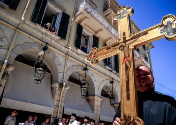 Λιτανεία στην πόλη της Κέρκυρας για το θαύμα του αγίου Σπυρίδωνα, ανήμερα της Κυριακής των Βαΐων (φωτ.: EUROKINISSI/Γιώργος Κονταρίνης)