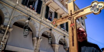 Λιτανεία στην πόλη της Κέρκυρας για το θαύμα του αγίου Σπυρίδωνα, ανήμερα της Κυριακής των Βαΐων (φωτ.: EUROKINISSI/Γιώργος Κονταρίνης)