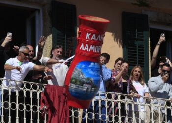 Κάτοικοι της Κέρκυρας ρίχνουν έναν από τους μπότηδες με ευχές για «Καλή Λαμπρή» (φωτ.: EUROKINISSI/Γιώργος Κονταρίνης)