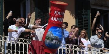 Κάτοικοι της Κέρκυρας ρίχνουν έναν από τους μπότηδες με ευχές για «Καλή Λαμπρή» (φωτ.: EUROKINISSI/Γιώργος Κονταρίνης)