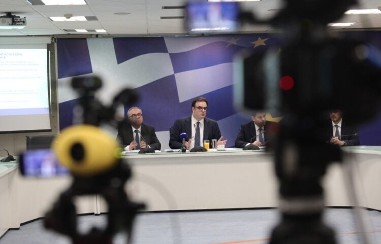 Στιγμιότυπο από τις ανακοινώσεις για την εξειδίκευση των μέτρων. Στο κέντρο διακρίνεται ο υπουργός Οικονομίας Κυριάκος Πιερρακάκης (φωτ.: EUROKINISSI/Γιάννης Παναγόπουλος)