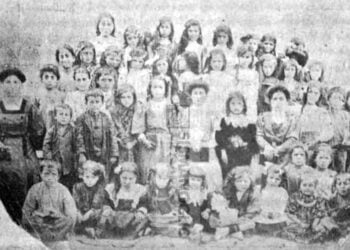 Μαθητές και μαθήτριες της Κοινοτικής Δημοτικής Σχολής της συνοικίας Αγίου Γεωργίου Κοτυώρων με τις δασκάλες τους (πηγή: «Από τη ζωή του Πόντου – Λαογραφικά Κοτυώρων»)