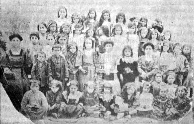 Μαθητές και μαθήτριες της Κοινοτικής Δημοτικής Σχολής της συνοικίας Αγίου Γεωργίου Κοτυώρων με τις δασκάλες τους (πηγή: «Από τη ζωή του Πόντου – Λαογραφικά Κοτυώρων»)