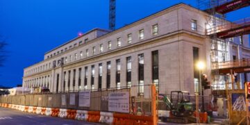 Εργασίες στο κτήριο της FED στην Ουάσινγκτον (φωτ.: EPA/Jim Lo Scalzo)