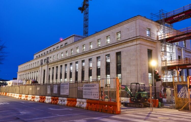 Εργασίες στο κτήριο της FED στην Ουάσινγκτον (φωτ.: EPA/Jim Lo Scalzo)