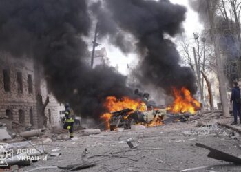 Στις φλόγες τυλίχθηκε κατευθείαν ένα λεωφορείο γεμάτο επιβάτες (φωτ.: ΕΡΑ/Υπηρεσία Έκτακτης Ανάγκης της Ουκρανίας)