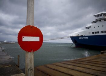 Tα δρομολόγια των πλοίων από τη Ραφήνα για τις Κυκλάδες δεν πραγματοποιούνται λόγω των ισχυρών ανέμων (φωτ.: EUROKINISSI/Θανάσης Δημόπουλος)