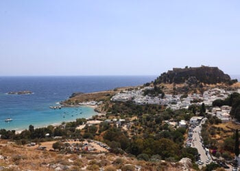 Ο παραδοσιακός οικισμός της Λίνδου, στη Ρόδο (φωτ.: EUROKINISSI / Γιάννης Παναγόπουλος)
