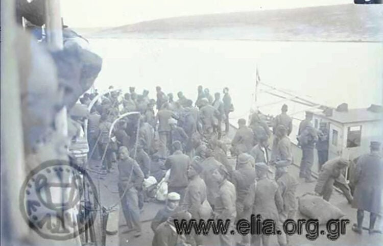 Από την άφιξη Ελλήνων στρατιωτών στο λοιμοκαθαρτήριο του Αγίου Γεωργίου το 1923, με το φακό του Ζόζεφ Χεπ (πηγή: Ελληνικό Λογοτεχνικό και Ιστορικό Αρχείο - Μορφωτικό Ίδρυμα Εθνικής Τραπέζης)