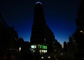 Σκοτεινή η οδός Γκραν Βία στο κέντρο της ΜΑρδρίτης κατά το χθεσινό, εκτεταμένο μπλακάουτ (φωτ.: EPA/Borja Sanchez-Trillo)