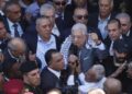 Ο Μαχμούντ Αμπάς διακρίνεται με το μικρόφωνο και δίπλα του, στα αριστερά, ο Χουσέιν αλ Σέιχ (φωτ.: facebook/Hussein AlSheikh حسين الشيخ)