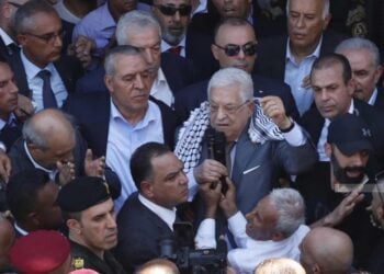 Ο Μαχμούντ Αμπάς διακρίνεται με το μικρόφωνο και δίπλα του, στα αριστερά, ο Χουσέιν αλ Σέιχ (φωτ.: facebook/Hussein AlSheikh حسين الشيخ)