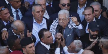 Ο Μαχμούντ Αμπάς διακρίνεται με το μικρόφωνο και δίπλα του, στα αριστερά, ο Χουσέιν αλ Σέιχ (φωτ.: facebook/Hussein AlSheikh حسين الشيخ)