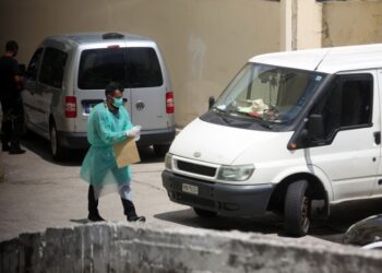 Εργαζόμενοι στον προαύλιο χώρο του νεκροτομείου στο Γουδί (φωτ. αρχείου:  
ΑΠΕ - ΜΠΕ/Αλέξανδρος Μπελτές)