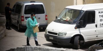 Εργαζόμενοι στον προαύλιο χώρο του νεκροτομείου στο Γουδί (φωτ. αρχείου:  
ΑΠΕ - ΜΠΕ/Αλέξανδρος Μπελτές)