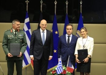 Στιγμιότυπο από τη συνάντηση των δύο υπουργών Άμυνας (φωτ.: EUROKINISSI/Γιώργος Κονταρίνης)