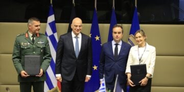 Στιγμιότυπο από τη συνάντηση των δύο υπουργών Άμυνας (φωτ.: EUROKINISSI/Γιώργος Κονταρίνης)