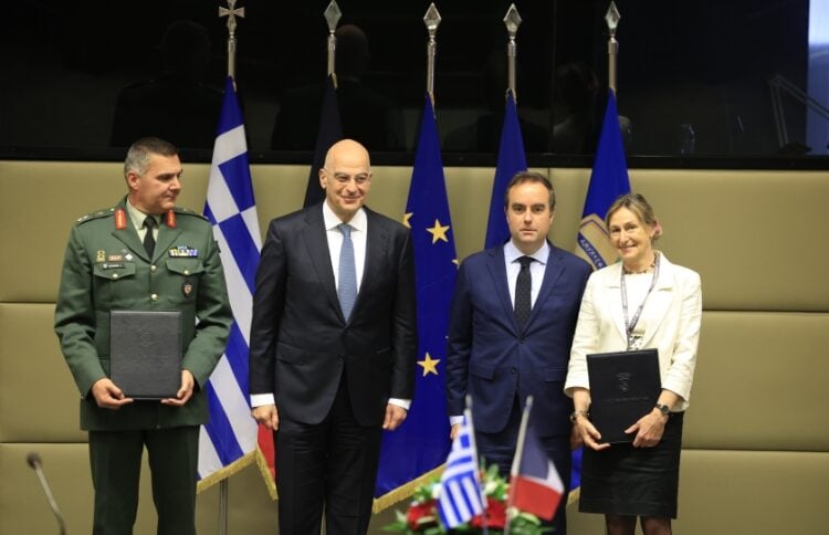 Στιγμιότυπο από τη συνάντηση των δύο υπουργών Άμυνας (φωτ.: EUROKINISSI/Γιώργος Κονταρίνης)
