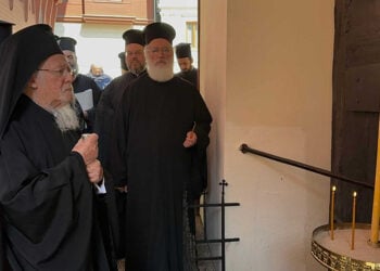 Ο Οικουμενικός Πατριάρχης Βαρθολομαίος στην πύλη όπου απαγχονίστηκε ο Γρηγόριος Ε' (φωτ.: Οικουμενικό Πατριαρχείο / Mevlan Suleyman)