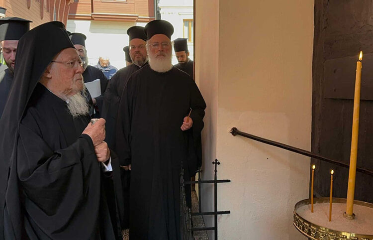Ο Οικουμενικός Πατριάρχης Βαρθολομαίος στην πύλη όπου απαγχονίστηκε ο Γρηγόριος Ε' (φωτ.: Οικουμενικό Πατριαρχείο / Mevlan Suleyman)