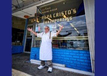 Ο Χρήστος Χρυσοβέργης μπροστά στο εστιατόριό του (φωτ.: facebook/Papa Cristo's Greek Grill & Market)