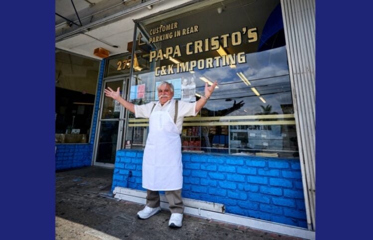 Ο Χρήστος Χρυσοβέργης μπροστά στο εστιατόριό του (φωτ.: facebook/Papa Cristo's Greek Grill & Market)