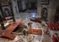Το σκήνωμα του πάπα Φραγκίσκου τοποθετήθηκε στη Βασιλική του Αγίου Πέτρου για το λαϊκό προσκύνημα (φωτ.: EPA/Alessandro Di Meo/Pool)