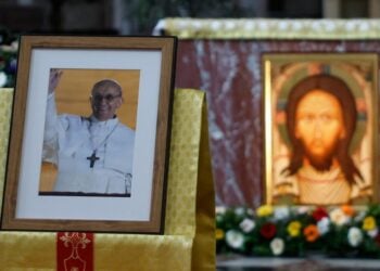 Πορτραίτο του πάπα Φραγκίσκου μέσα σε εκκλησία του Παρισιού (φωτ.: EPA/Mohammed Badra)