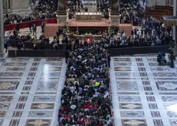 Πιστοί περιμένουν στην ουρά για να προσκυνήσουν το σκήνωμα του πάπα Φραγκίσκου μέσα στη Βασιλική του Αγίου Πέτρου (φωτ.: EPA/Angelo Carconi)