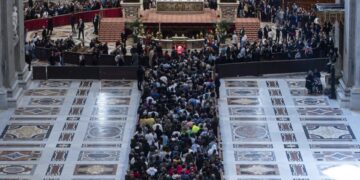 Πιστοί περιμένουν στην ουρά για να προσκυνήσουν το σκήνωμα του πάπα Φραγκίσκου μέσα στη Βασιλική του Αγίου Πέτρου (φωτ.: EPA/Angelo Carconi)