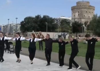 Στιγμιότυπο από τον χορό στην παραλία της Θεσσαλονίκης (φωτ.: glomex)