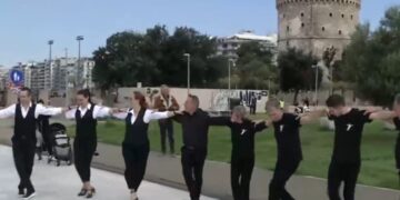 Στιγμιότυπο από τον χορό στην παραλία της Θεσσαλονίκης (φωτ.: glomex)