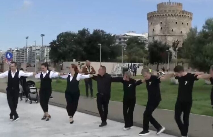 Στιγμιότυπο από τον χορό στην παραλία της Θεσσαλονίκης (φωτ.: glomex)