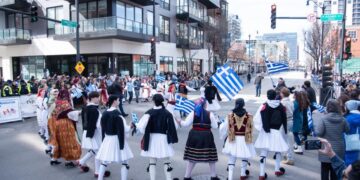 Χαρακτηριστικό στιγμιότυπο από την παρέλαση στο Σικάγο (φωτ.: facebook/Greektown Chicago)